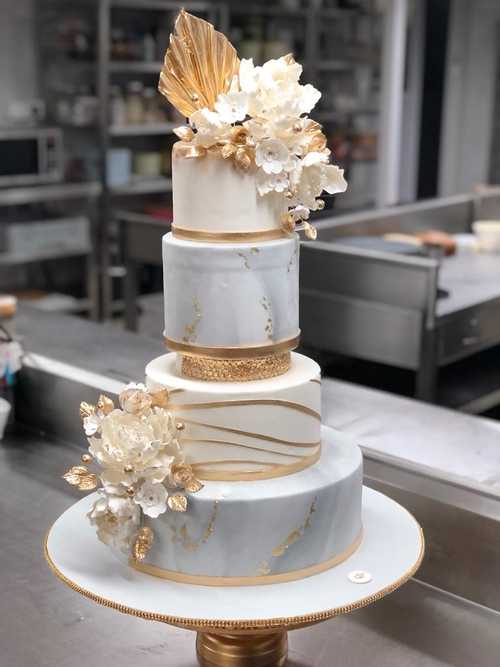 Detail of an ornate luxury cake design Stock Photo - Alamy