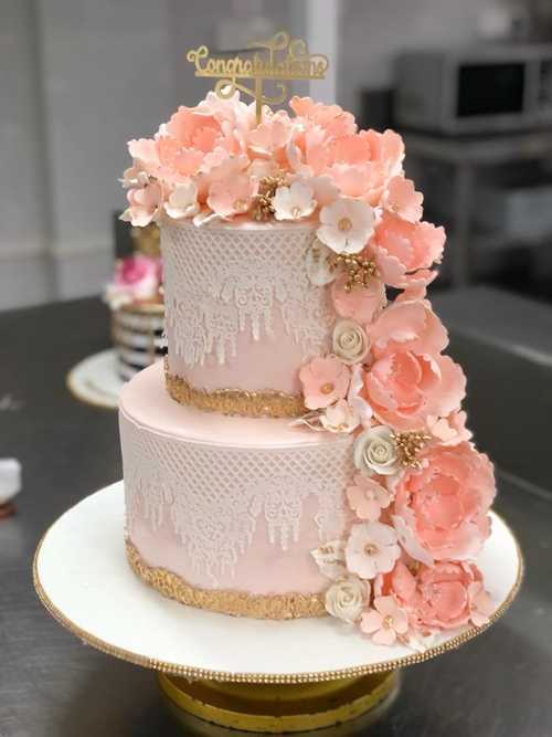 Luxury cake + fresh flowers – Made by Hand Cakes