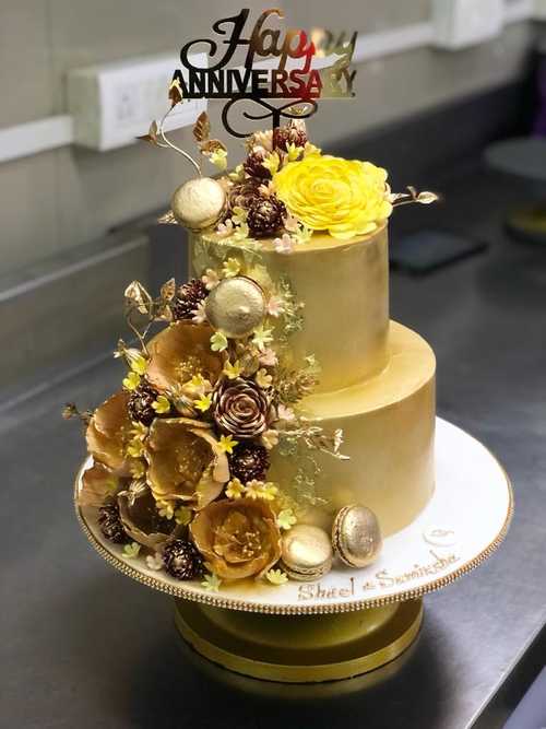 Anniversary Pinata Cake - Bakeneto Bakery